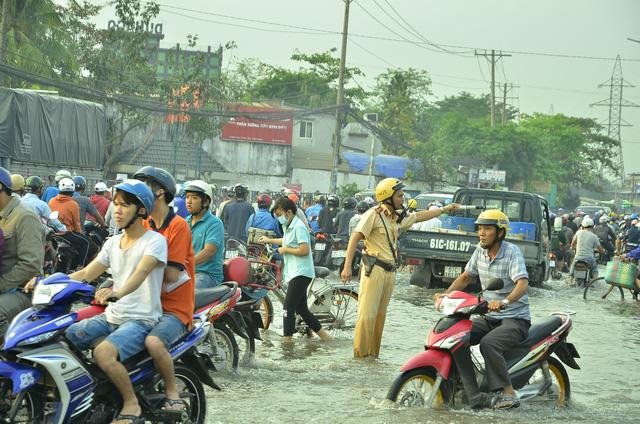 Nhiều tuyến đường ở Sài Gòn ngập nặng, giao thông hỗn loạn-11