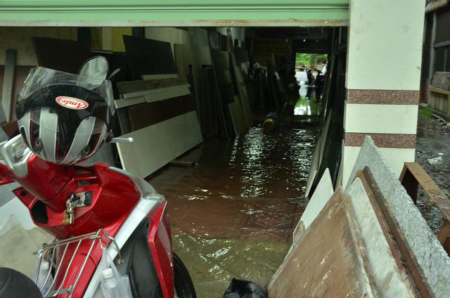 Nhiều tuyến đường ở Sài Gòn ngập nặng, giao thông hỗn loạn-5