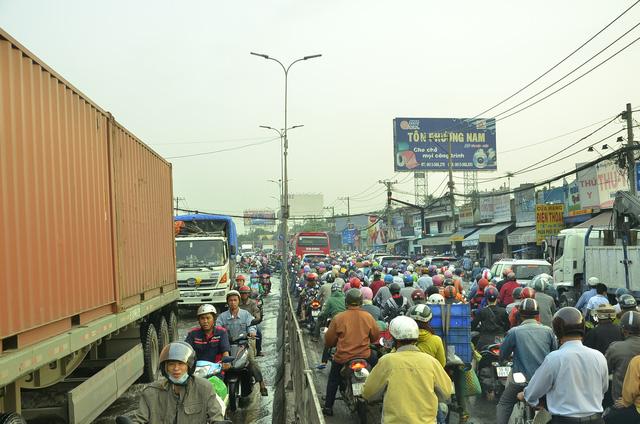 Nhiều tuyến đường ở Sài Gòn ngập nặng, giao thông hỗn loạn-8