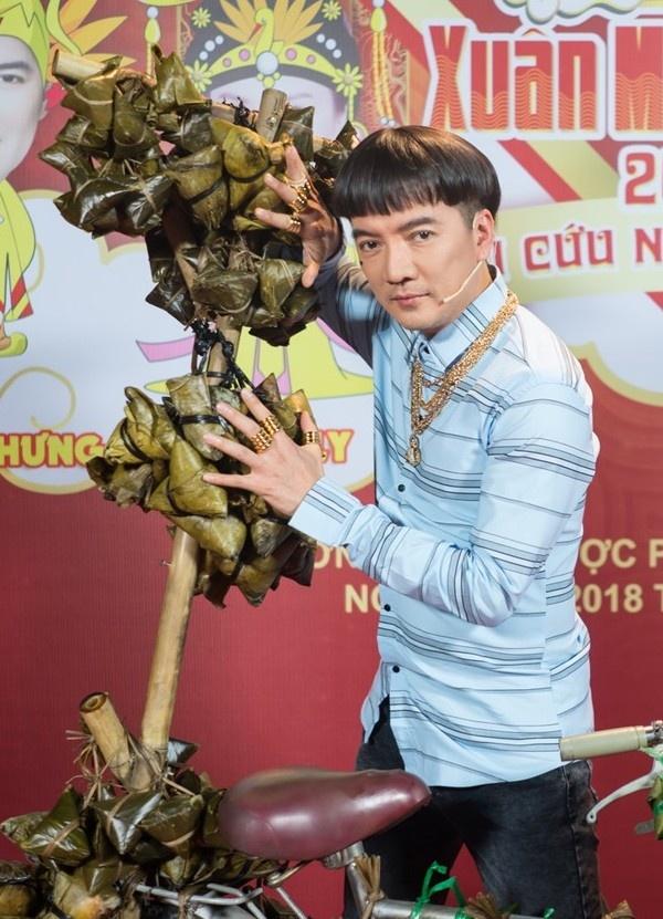 Đàm Vĩnh Hưng chơi trội đeo vàng thật đầy người trong Táo Quân 2018-4