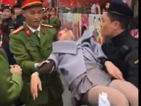 Đợi các soái ca U23 Việt Nam, cô gái ngất xỉu vì kiệt sức