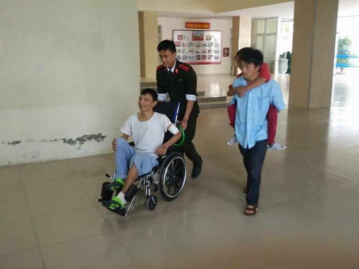 Dân mạng truy lùng danh tính chàng cảnh sát điển trai trong lễ đón U23 tại Nghệ An-5