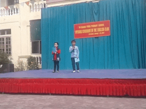Nói tiếng Anh như gió, hai MC nhí 'hút' ngay 1,5 triệu lượt xem trên mạng xã hội