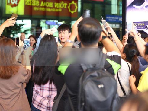 U23 Việt Nam vừa đặt chân xuống Sài Gòn, hàng nghìn fans nữ chạy theo hò reo phấn khích