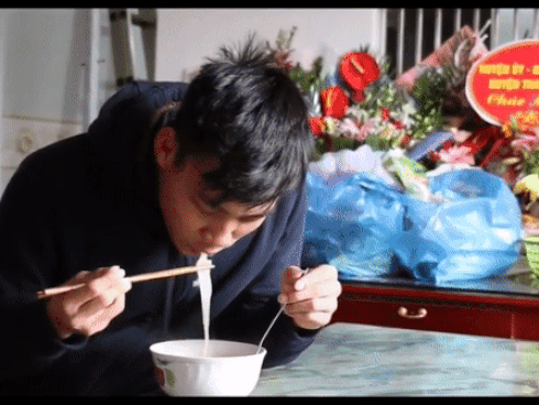 Bố hậu vệ Vũ Văn Thanh bật khóc khi chứng kiến con trai ăn món do chính tay mình nấu