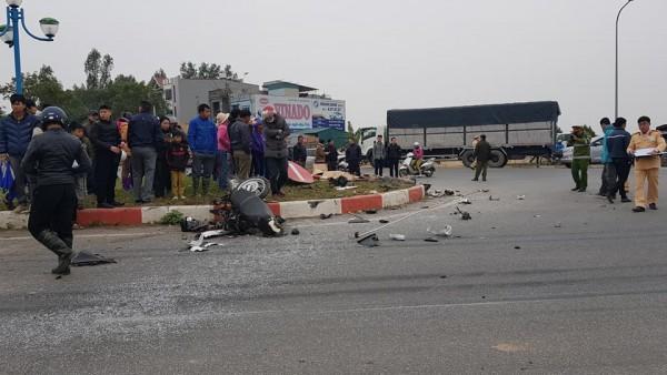 Đỗ xe SH ở lề đường nghe điện thoại, người đàn ông bị xe tải tông tử vong-1