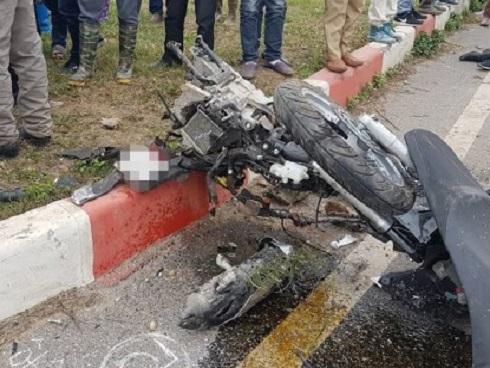 Đỗ xe SH ở lề đường nghe điện thoại, người đàn ông bị xe tải tông tử vong