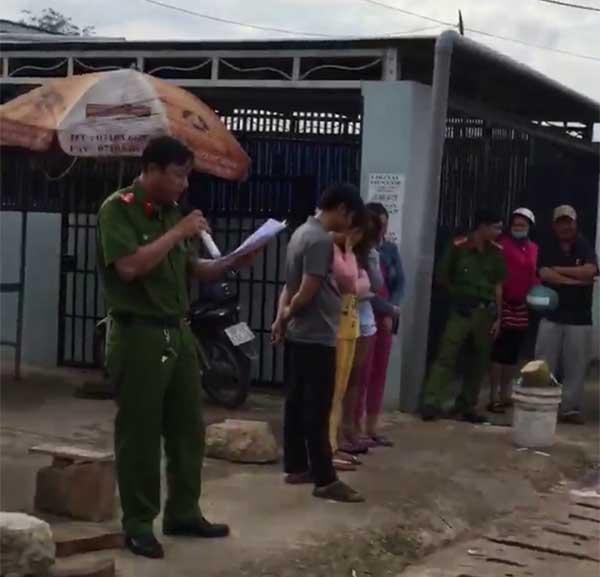 Clip công an Phú Quốc bêu tên người mua bán dâm giữa phố gây bức xúc dư luận. Trước sự việc trên, đại diện Công an tỉnh Kiên Giang cho biết sẽ tổ chức xin lỗi những người đã bị bêu tên và rút kinh nghiệm trong toàn lực lượng tránh để xảy ra sai sót tương tự.