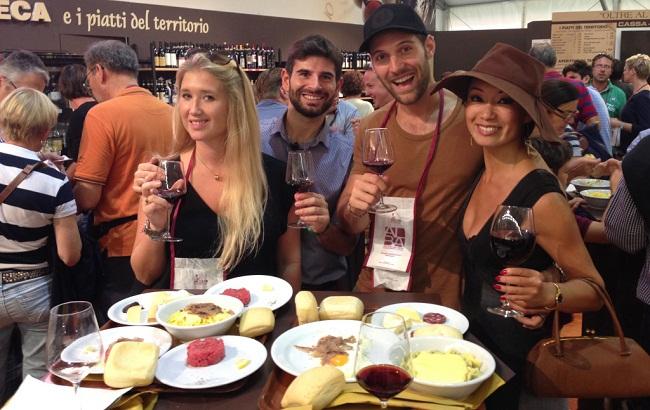 Lễ hội nấm trắng truffle diễn ra vào đầu tháng 10 hằng năm. Thực khách tới đây có cơ hội nếm nhiều đặc sản từ loại nấm đắt đỏ này, và còn được nghiệm văn hóa thi ca và trình diễn nghệ thuật độc đáo của Ý.