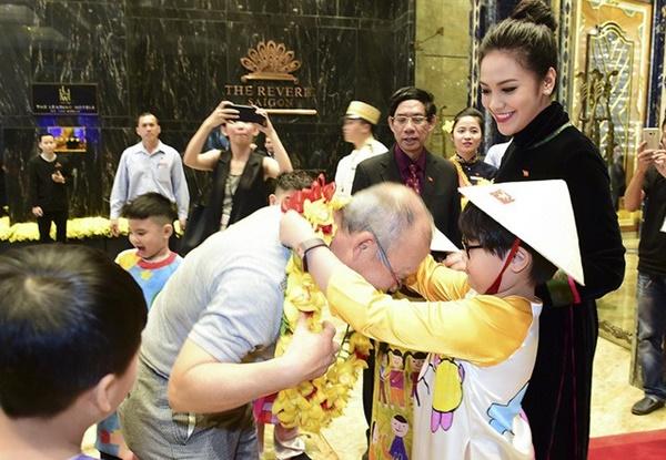 Thầy trò Park Hang Seo rạng rỡ khi hội ngộ dàn sao Việt tại TP HCM-4