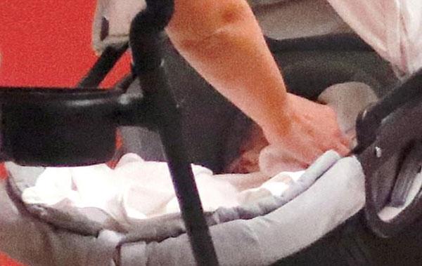 Hé lộ hình ảnh con gái thứ ba của Kim Kardashian-4