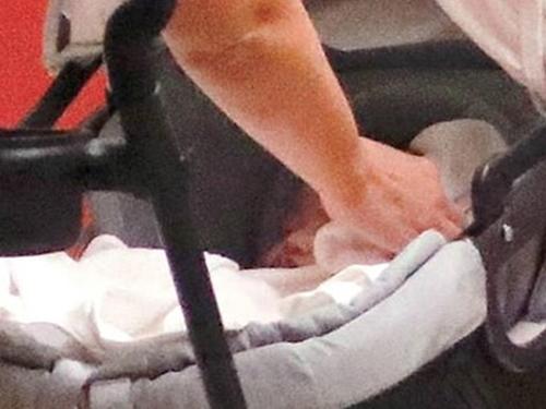 Từ chối hàng triệu đô la bán ảnh, Kim siêu vòng 3 công khai con gái sau khi nhờ người mang thai hộ-4