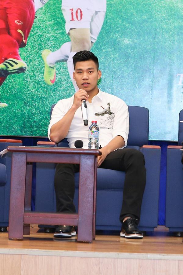 Đội trưởng Xuân Trường lộ rõ vẻ mệt mỏi vì lịch trình dày đặc-3