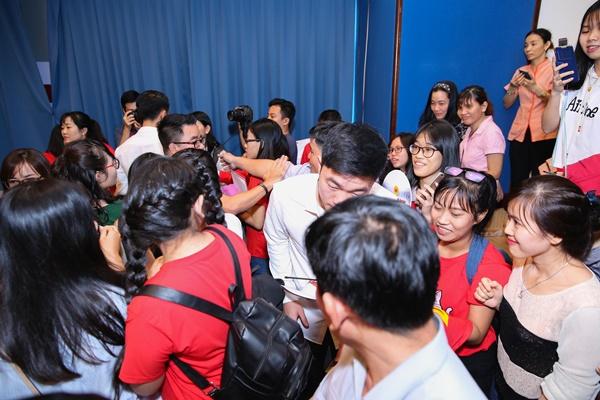 Đội trưởng Xuân Trường lộ rõ vẻ mệt mỏi vì lịch trình dày đặc-4