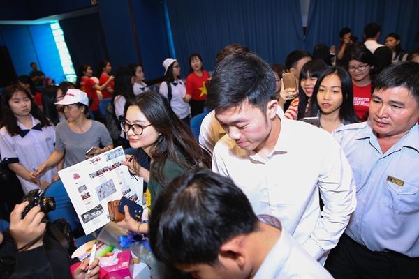 Đội trưởng Xuân Trường lộ rõ vẻ mệt mỏi vì lịch trình dày đặc-5