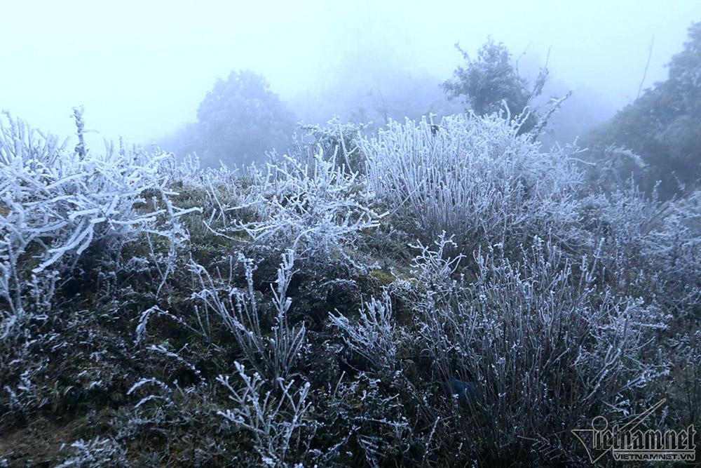 Băng tuyết phủ trắng đỉnh đèo Ô Quý Hồ, mặt đường trơn trượt-1
