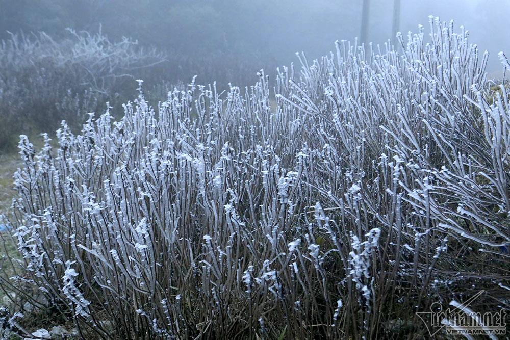 Băng tuyết phủ trắng đỉnh đèo Ô Quý Hồ, mặt đường trơn trượt-7