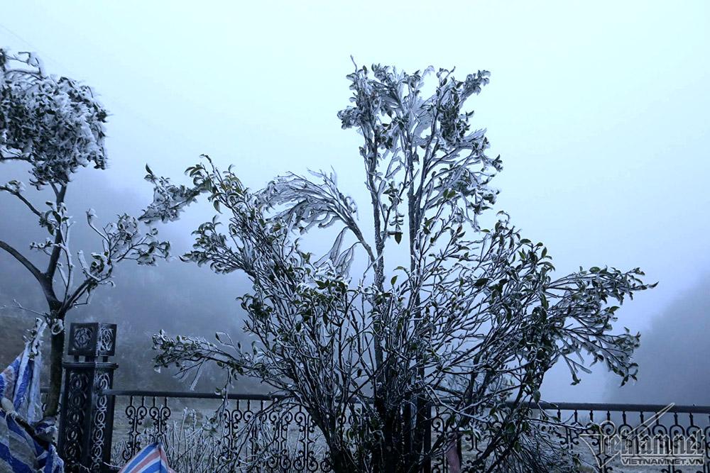 Băng tuyết phủ trắng đỉnh đèo Ô Quý Hồ, mặt đường trơn trượt-9