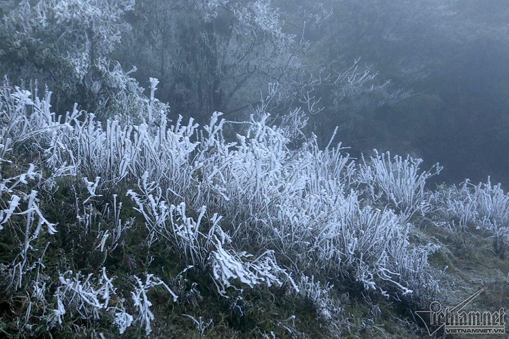 Băng tuyết phủ trắng đỉnh đèo Ô Quý Hồ, mặt đường trơn trượt-11