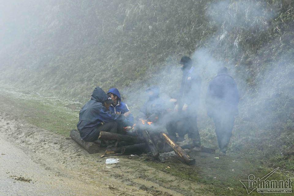 Băng tuyết phủ trắng đỉnh đèo Ô Quý Hồ, mặt đường trơn trượt-14