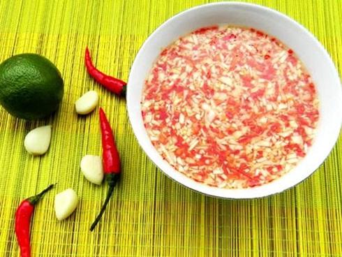 Mách chị em 4 cách pha nước chấm nem rán để Tết này làm cho cả nhà thưởng thức