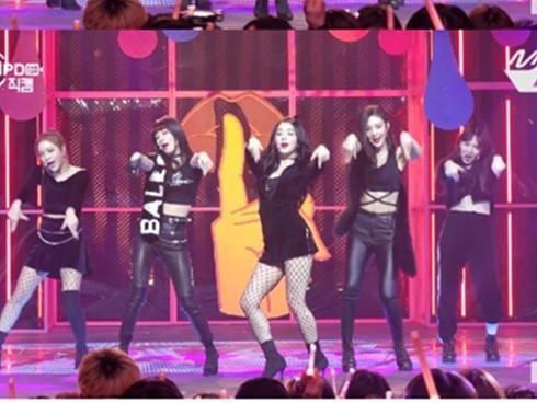 Hết bị 'ném đá' trang phục phản cảm, Red Velvet lại bị chê nhảy không đều