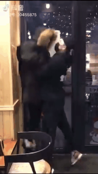 Trào lưu nâng bạn gái lên tường mới là lãng mạn nhất-1