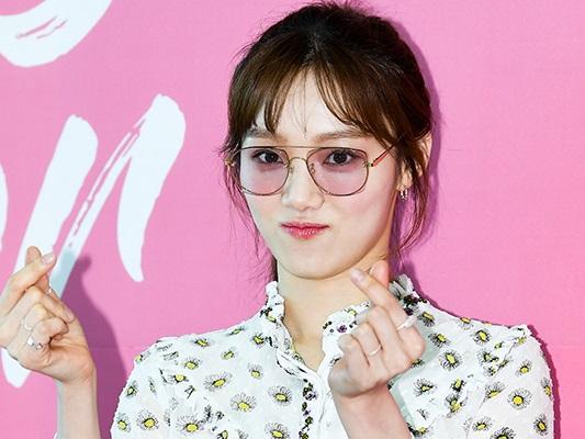 Sao Hàn 3/2: 'Tiên nữ cử tạ' Lee Sung Kyung xinh bất chấp gu thời trang siêu sến