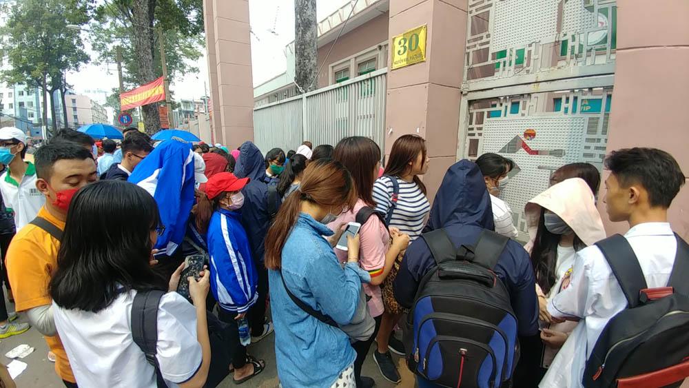 Cháy vé miễn phí giao lưu U23, CĐV Sài Gòn bị chào vé chợ đen-1