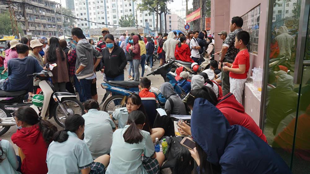 Cháy vé miễn phí giao lưu U23, CĐV Sài Gòn bị chào vé chợ đen-2