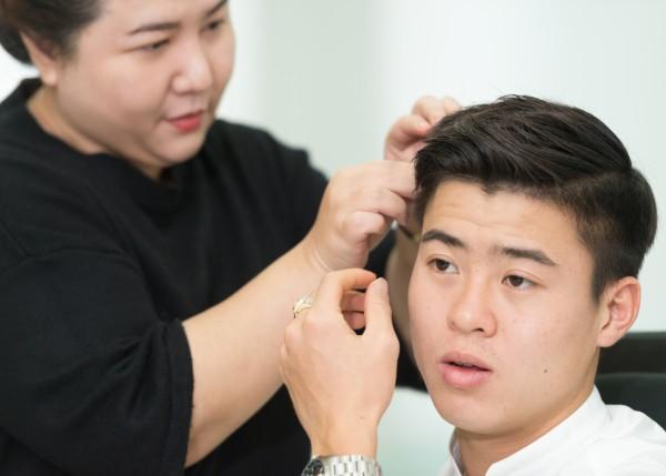 Cặp người hùng U23 Việt Nam Duy Mạnh - Trọng Đại trang điểm điệu đà trong hậu trường-4