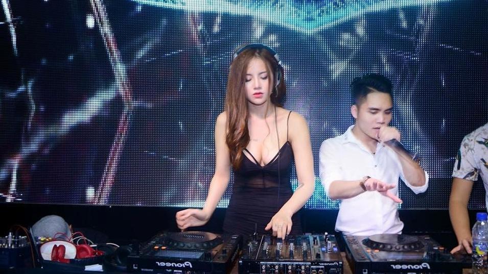 Trọn bộ ảnh 2 hotgirl Hà thành mặc bikini khoe da thịt giữa lạnh thấu xương đình đám mạng xã hội-2