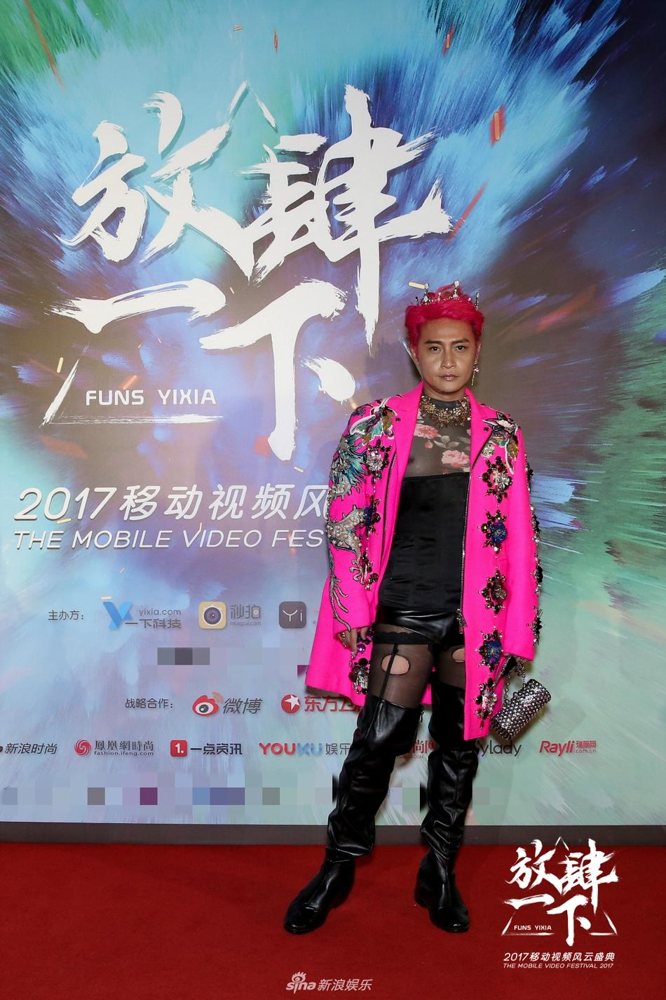 Style sân bay Đông Tây kim cổ lẫn lộn, ai đã làm Nhĩ Thái Trần Chí Bằng thành ra thế này?-5