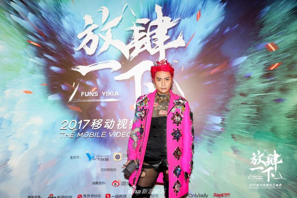 Ăn mặc dị hợm, Nhĩ Thái Trần Chí Bằng lộ phần nhạy cảm trên thảm đỏ-2