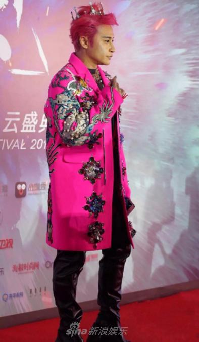 Ăn mặc dị hợm, Nhĩ Thái Trần Chí Bằng lộ phần nhạy cảm trên thảm đỏ-4