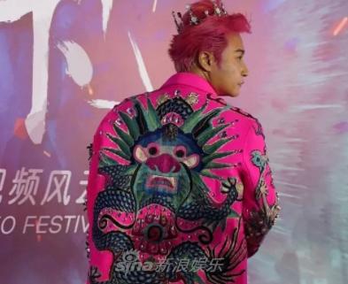 Ăn mặc dị hợm, Nhĩ Thái Trần Chí Bằng lộ phần nhạy cảm trên thảm đỏ-5