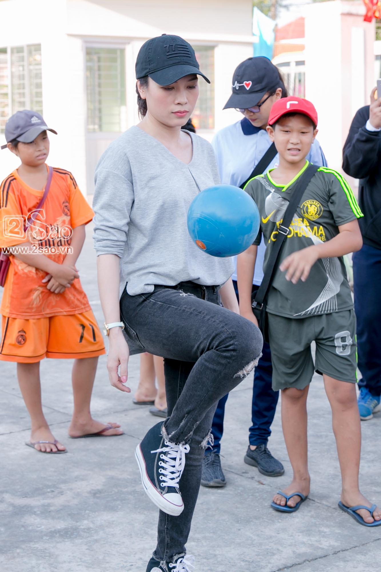 Mỹ Tâm trổ tài đá banh bất bại trước ngày gặp U23 Việt Nam-11