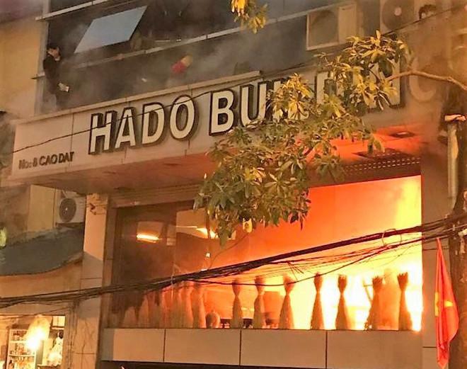 Hà Nội: Tòa nhà 10 tầng bốc cháy, nhiều người liều mình nhảy lầu thoát thân-1