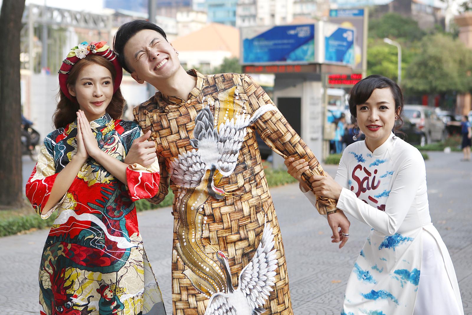 Mải mê cổ vũ tuyển thủ U23 Việt Nam, Khả Ngân kêu trời vì bị bong gân chân-4