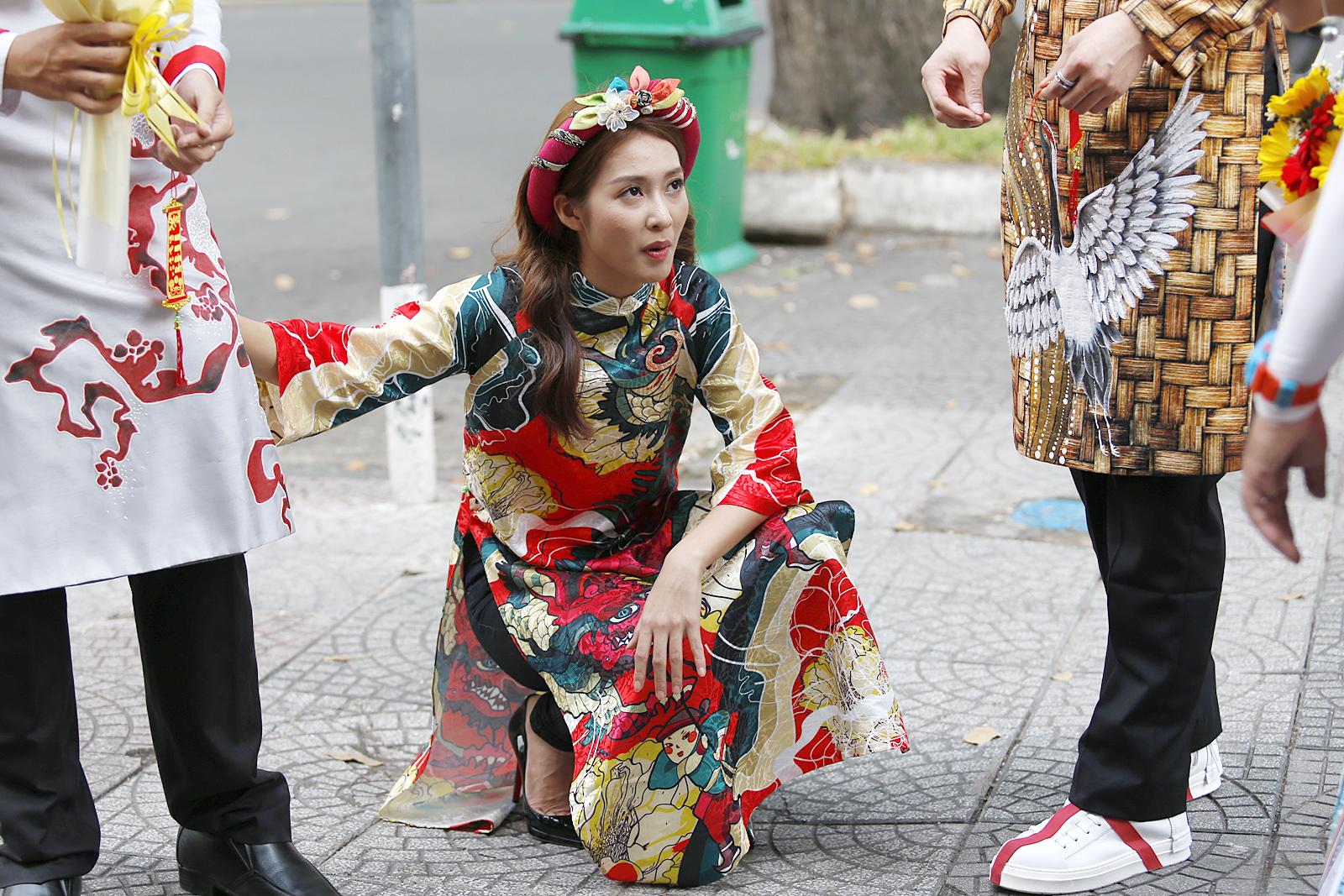 Mải mê cổ vũ tuyển thủ U23 Việt Nam, Khả Ngân kêu trời vì bị bong gân chân-6