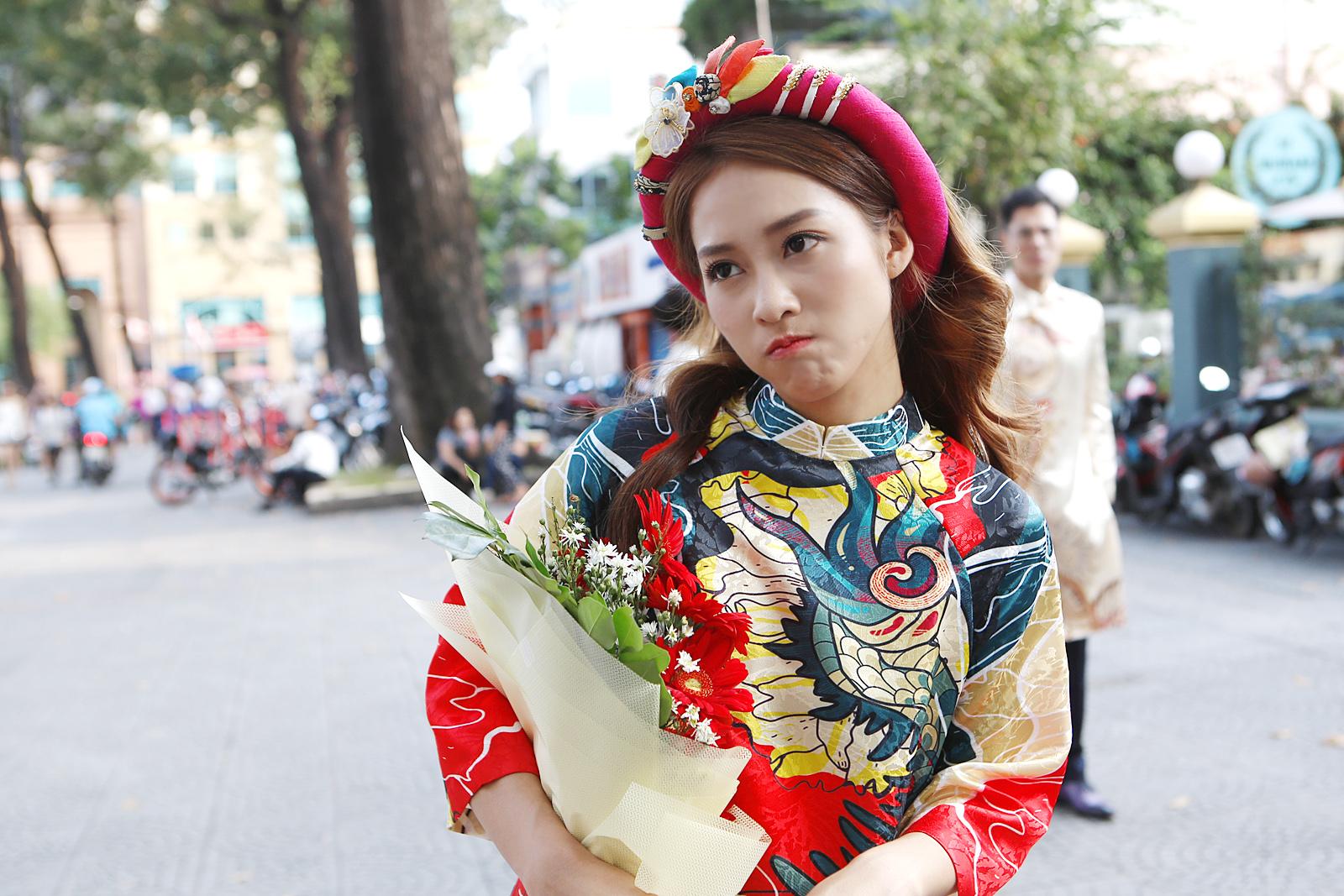 Mải mê cổ vũ tuyển thủ U23 Việt Nam, Khả Ngân kêu trời vì bị bong gân chân-5