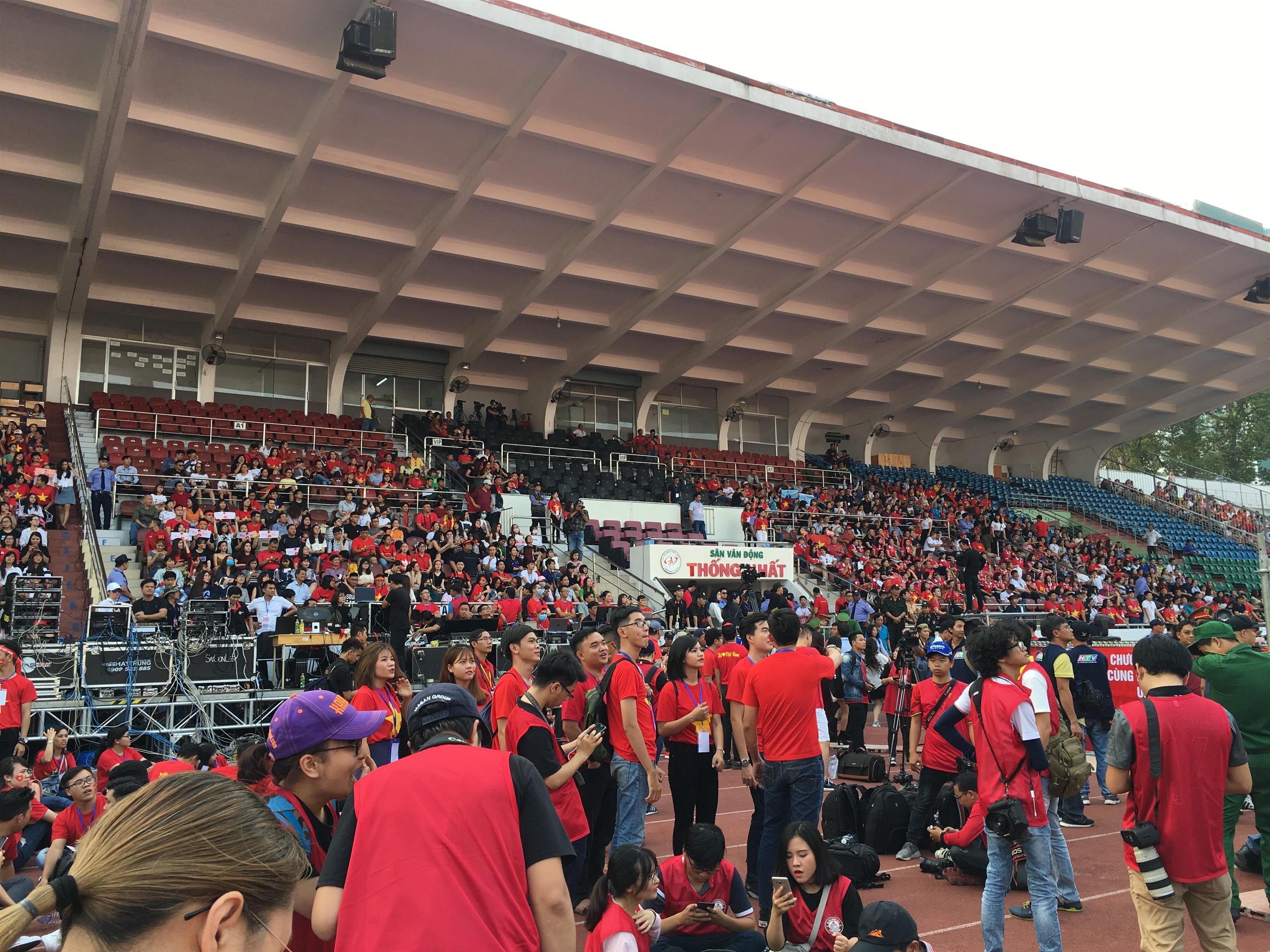 Người hâm mộ phủ kín banner siêu dễ thương chào đón U23 Việt Nam tại TP HCM-1