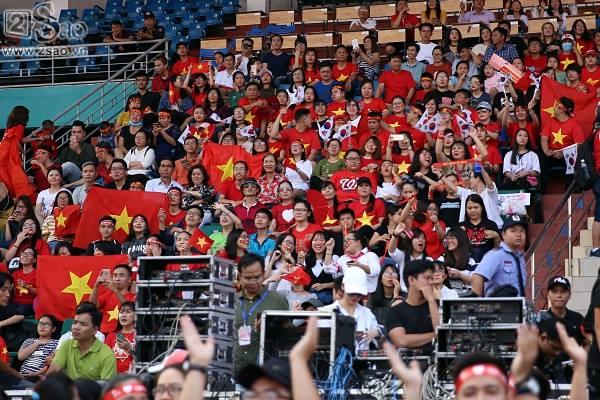 Người hâm mộ phủ kín banner siêu dễ thương chào đón U23 Việt Nam tại TP HCM-2