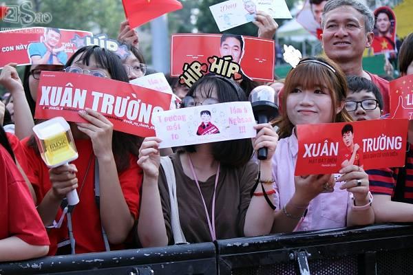 Người hâm mộ phủ kín banner siêu dễ thương chào đón U23 Việt Nam tại TP HCM-3