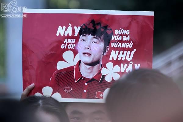 Người hâm mộ phủ kín banner siêu dễ thương chào đón U23 Việt Nam tại TP HCM-4
