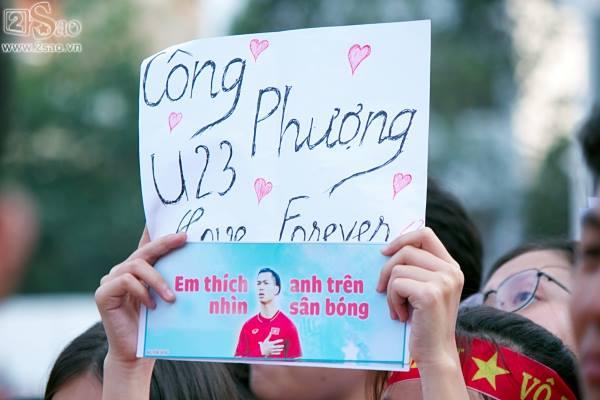 Người hâm mộ phủ kín banner siêu dễ thương chào đón U23 Việt Nam tại TP HCM-7