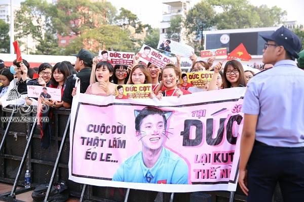 Người hâm mộ phủ kín banner siêu dễ thương chào đón U23 Việt Nam tại TP HCM-8