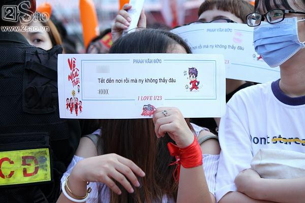 Người hâm mộ phủ kín banner siêu dễ thương chào đón U23 Việt Nam tại TP HCM-9