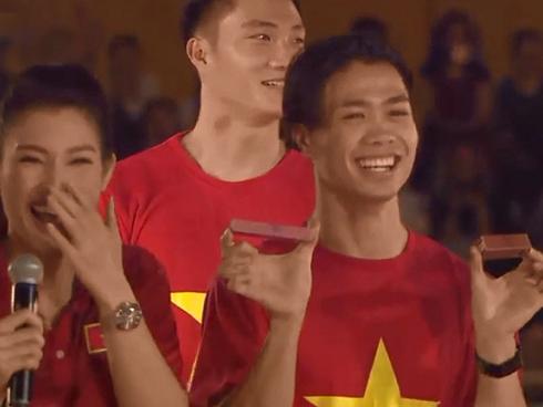 SIÊU ĐÁNG YÊU: Công Phượng 'bóc mẽ' Duy Pinky đi giao lưu vẫn mang theo son môi