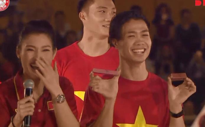 SIÊU ĐÁNG YÊU: Công Phượng bóc mẽ Duy Pinky đi giao lưu vẫn mang theo son môi-1